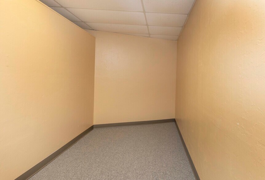 More Photos Of 1203 SE 9th Ter, Cape Coral Light Distribution For Lease