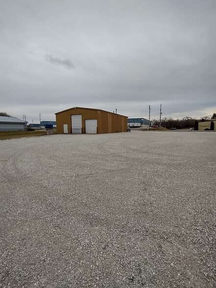 More Photos Of 117 N Oakridge Dr, North Prairie Service For Lease