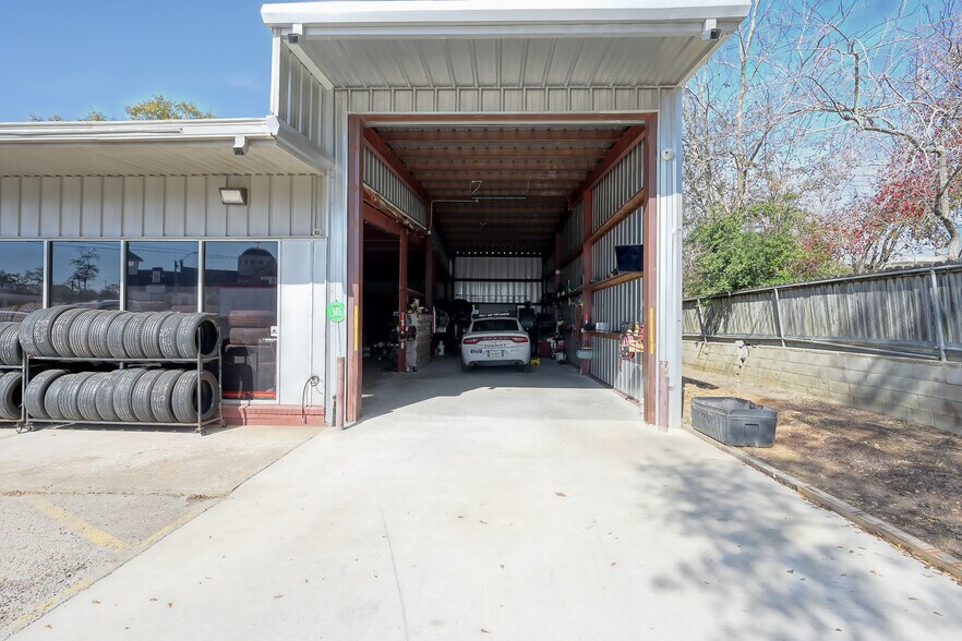 More Photos Of 202 N Frazier St, Conroe Freestanding For Sale