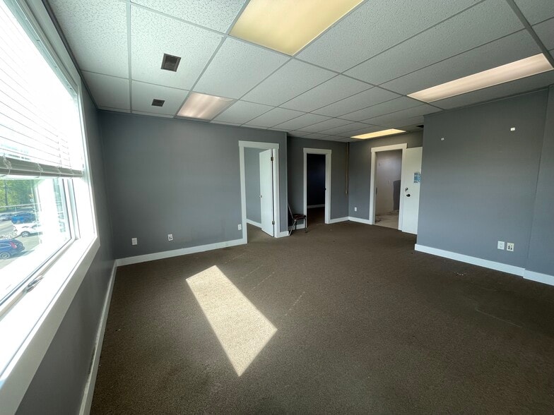 More Photos Of 913-915 Kalamalka Lake Rd, Vernon Office For Lease