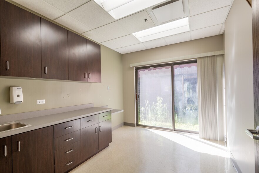 More Photos Of 1535 Lake Cook Rd, Northbrook Unknown For Lease