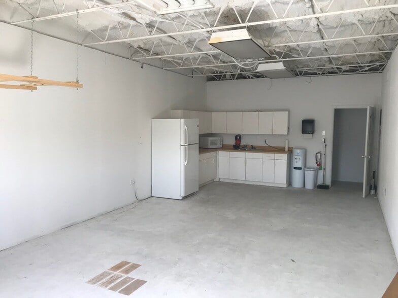 More Photos Of 1016 W Church St, Orlando Showroom For Lease