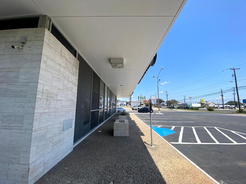 More Photos Of 5401 Walzem Rd, San Antonio Freestanding For Lease