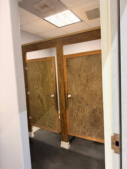 More Photos Of 101 Industrial Park Blvd, Hitchcock Warehouse For Lease