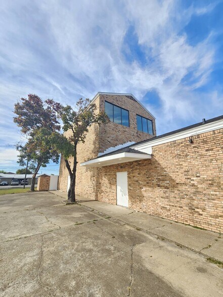 More Photos Of 1032 Pasadena Blvd, Pasadena General Retail For Lease