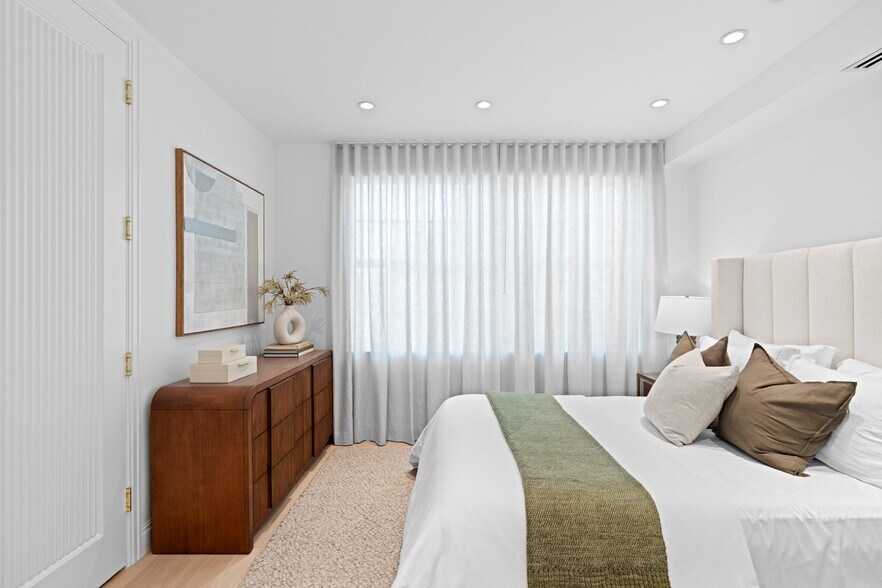 More Photos Of 255 Royal Poinciana Way, Palm Beach Storefront Retail Residential For Sale