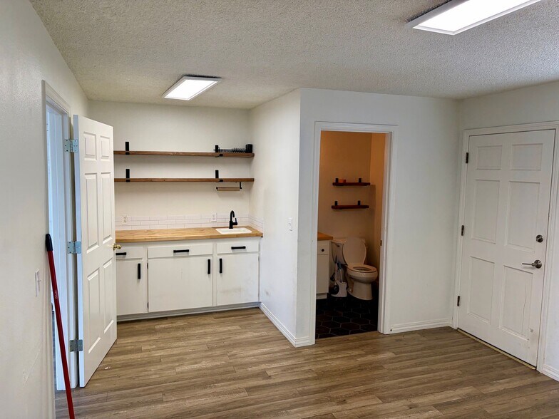 More Photos Of 5042-5060 Commercial St SE, Salem Office For Lease