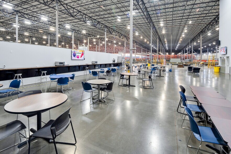 More Photos Of 7865 National Tpke, Louisville Distribution For Lease