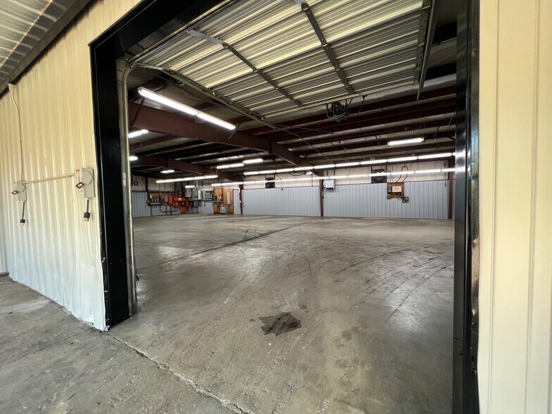 More Photos Of 585 Old Georgia Rd, Moore Warehouse For Lease