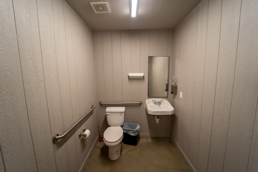 More Photos Of 236 Industrial Park Dr, Victoria Warehouse For Lease