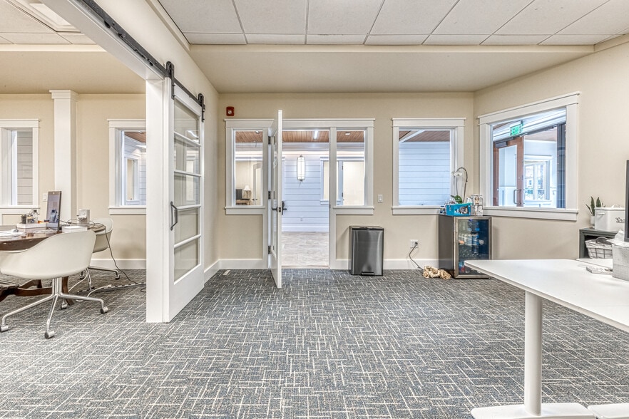 More Photos Of 126-130 N Main St, East Hampton Office For Lease