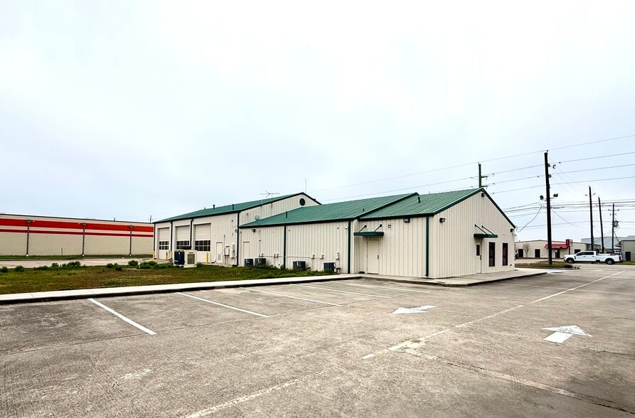 More Photos Of 6404 N Eldridge Pky, Houston Flex For Lease