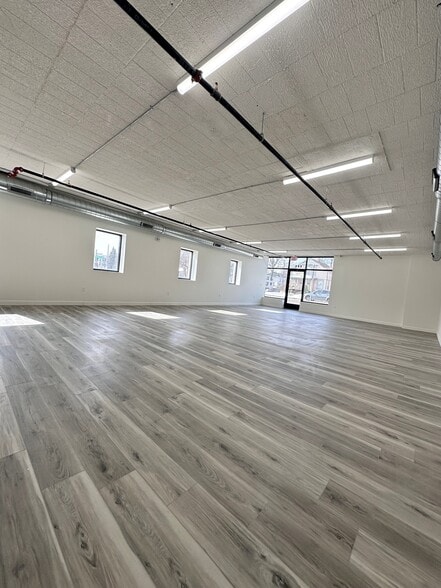 More Photos Of 915 S Washington Ave, Royal Oak Freestanding For Lease