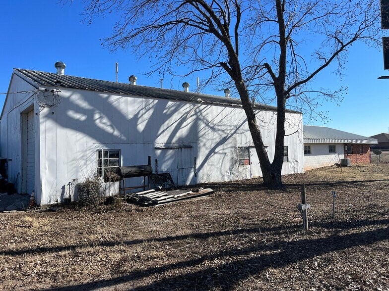 More Photos Of 1202 Cherokee St, Lindsay Auto Repair For Sale