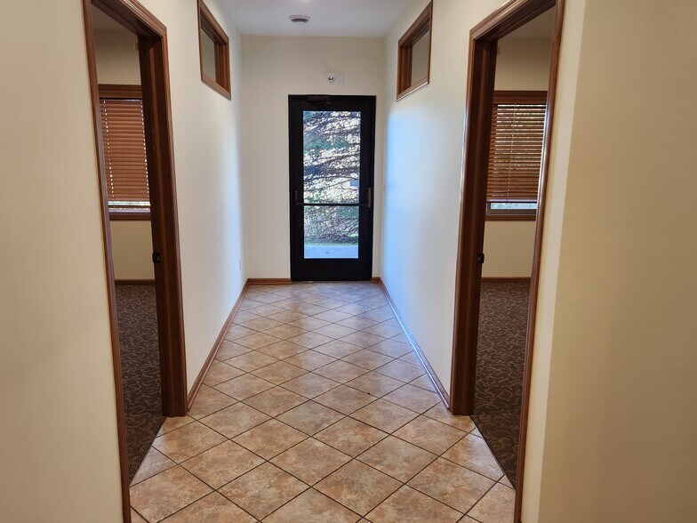 More Photos Of 10523-10527 W 165th St, Lakeville Office For Sale