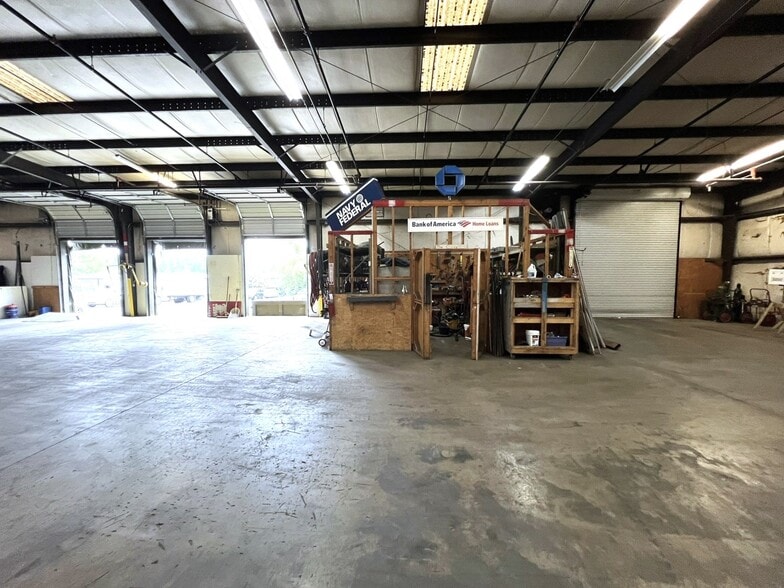 More Photos Of 2007 Gateway Blvd, Charlotte Warehouse For Lease