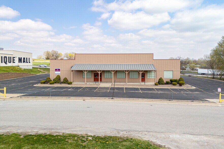 More Photos Of 12819 Country Pl, Saint Joseph Office For Lease