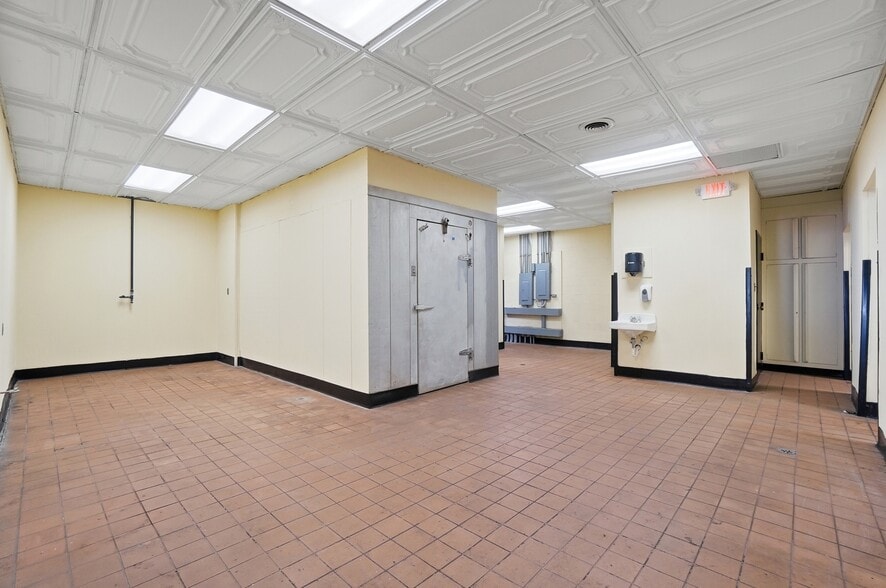 More Photos Of 1610 Germantown Rd, Middletown Restaurant For Sale