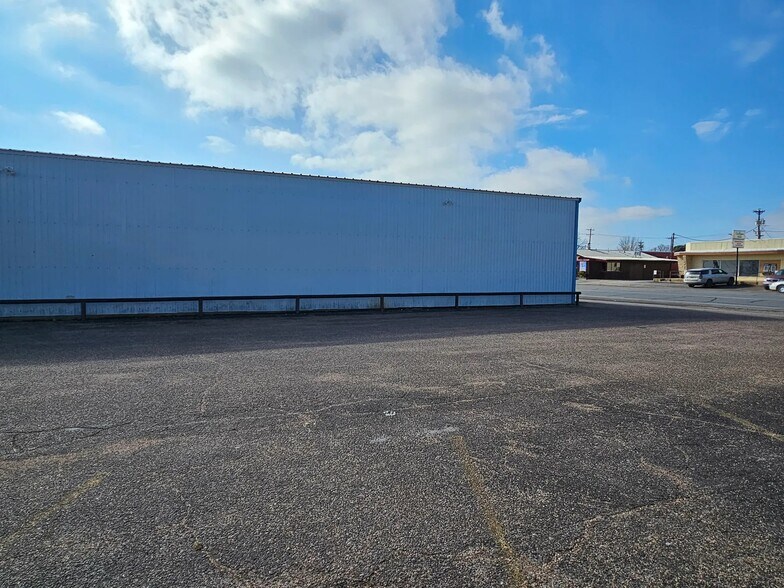 More Photos Of 757 S Treadaway Blvd, Abilene Distribution For Lease