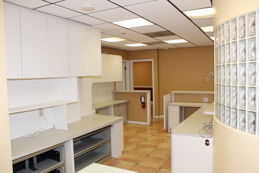 More Photos Of 7800 W Oakland Park Blvd, Sunrise Medical For Lease