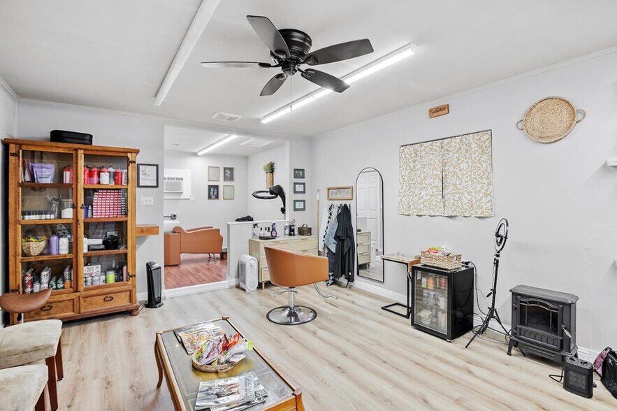 More Photos Of 905 E Main St, Fredericksburg General Retail For Sale