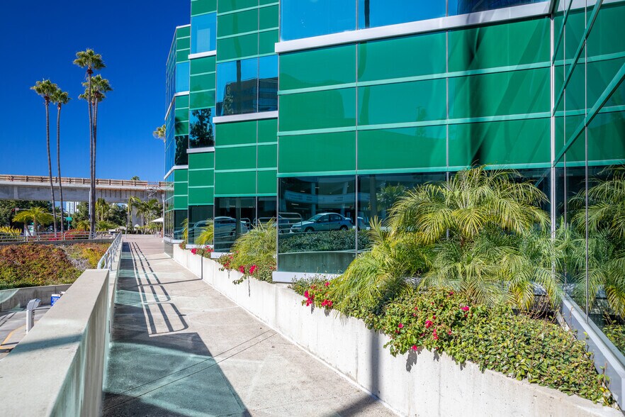 More Photos Of 9333 Genesee Ave, San Diego Unknown For Lease