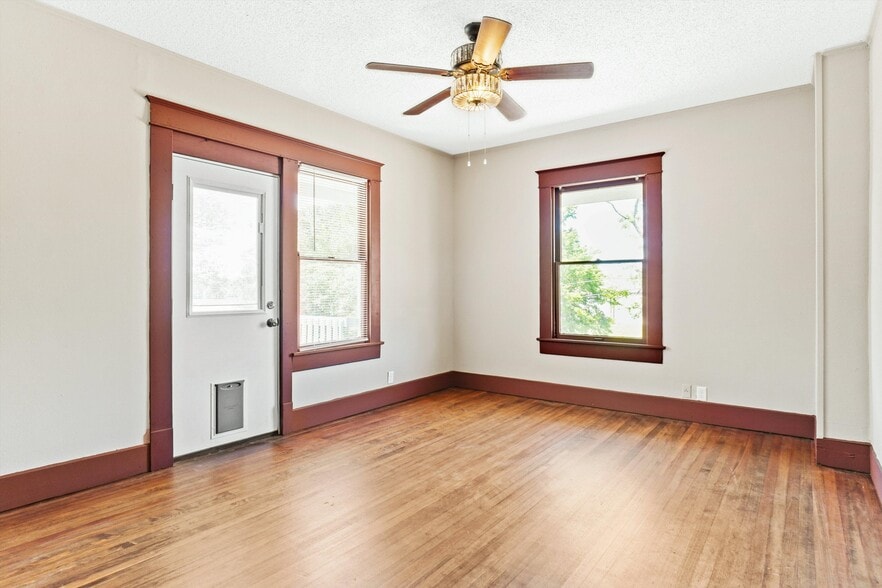 More Photos Of 1116 Lamar Ave, Paris Office For Sale