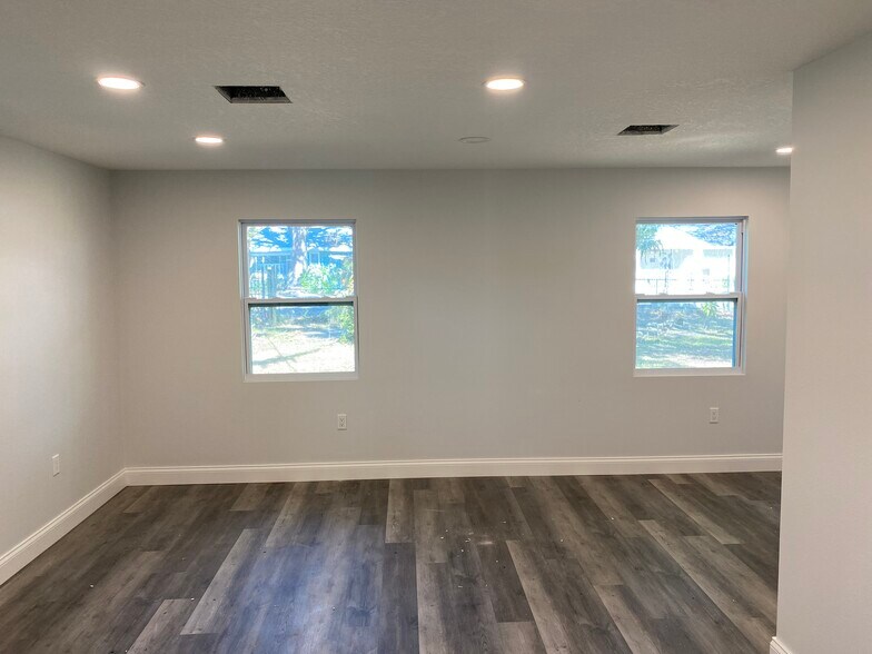 More Photos Of 2726 6th Ave W, Bradenton Office For Sale