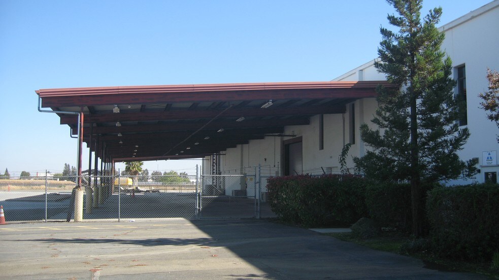 More Photos Of 8180 Signal Ct, Sacramento Warehouse For Lease