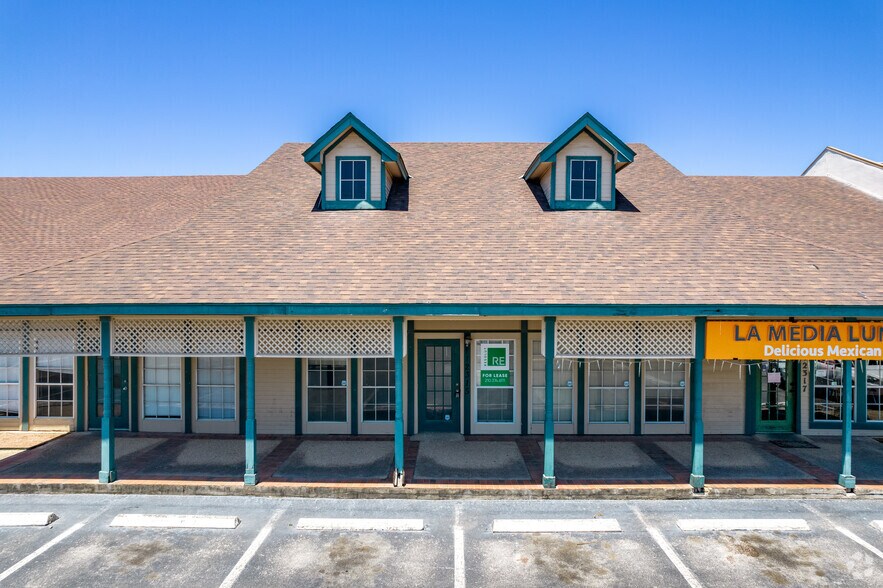 More Photos Of 12303-12335 Wetmore Rd, San Antonio Storefront For Sale