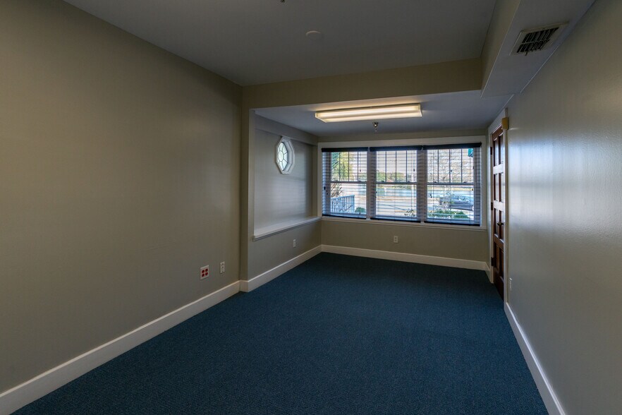 More Photos Of 216 Mirror Lake Dr N, Saint Petersburg Office For Lease