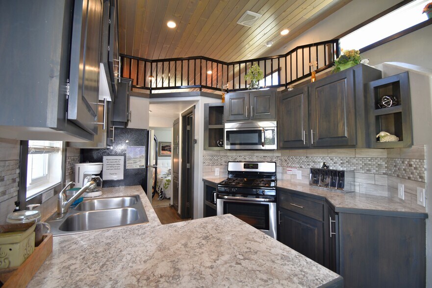 More Photos Of 3555 Yale Kilgore Rd, Island Park Multifamily For Sale