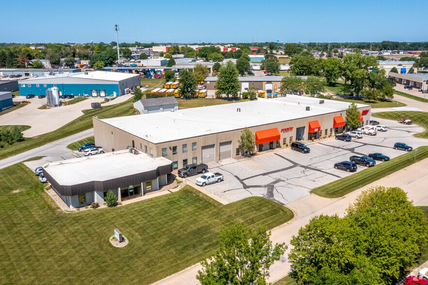 More Photos Of 3100 101st St, Urbandale Warehouse For Lease