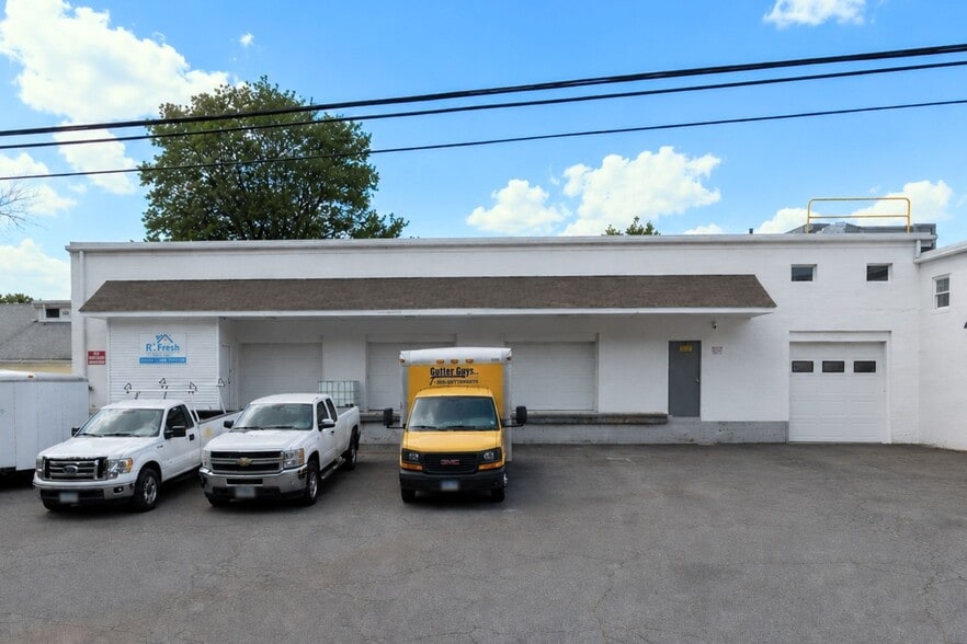 More Photos Of 20 Garland Dr, Stamford Light Distribution For Sale