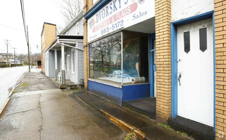 More Photos Of 47 Main St, Manor Storefront Retail Office For Lease