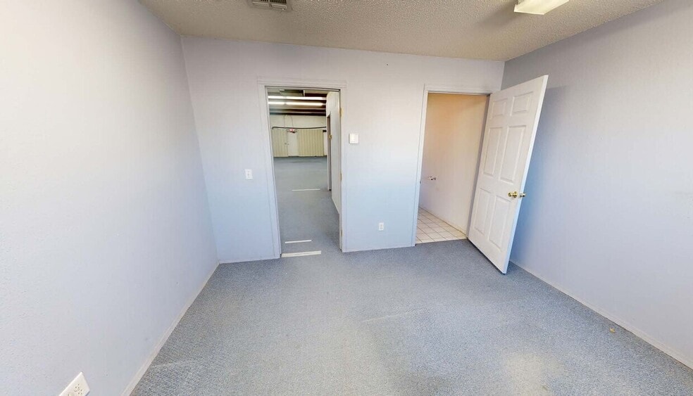 More Photos Of 1710-1716 W Acorn Dr, Rogers Warehouse For Lease