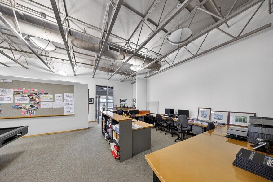 More Photos Of 3500 W Burbank Blvd, Burbank Office For Lease