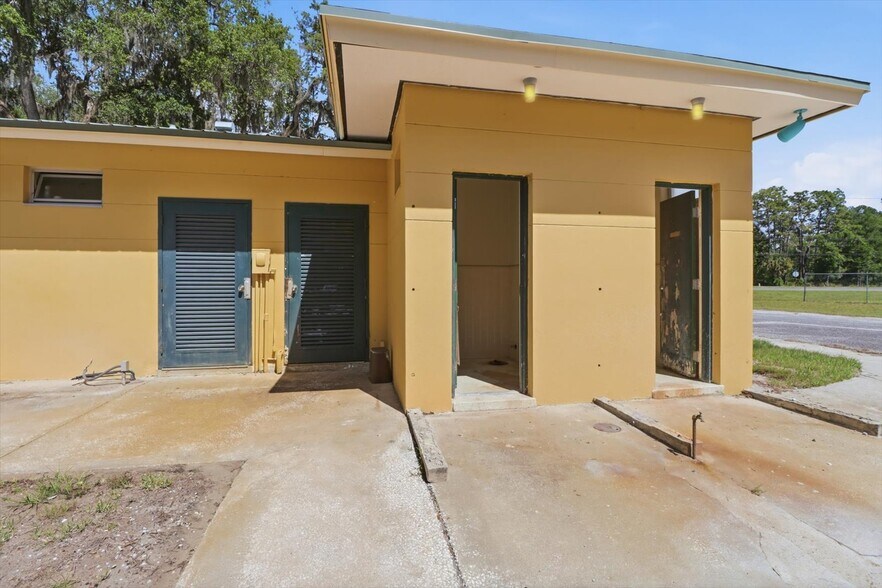 More Photos Of 18150 SE 72 Ave, Inglis Office For Sale