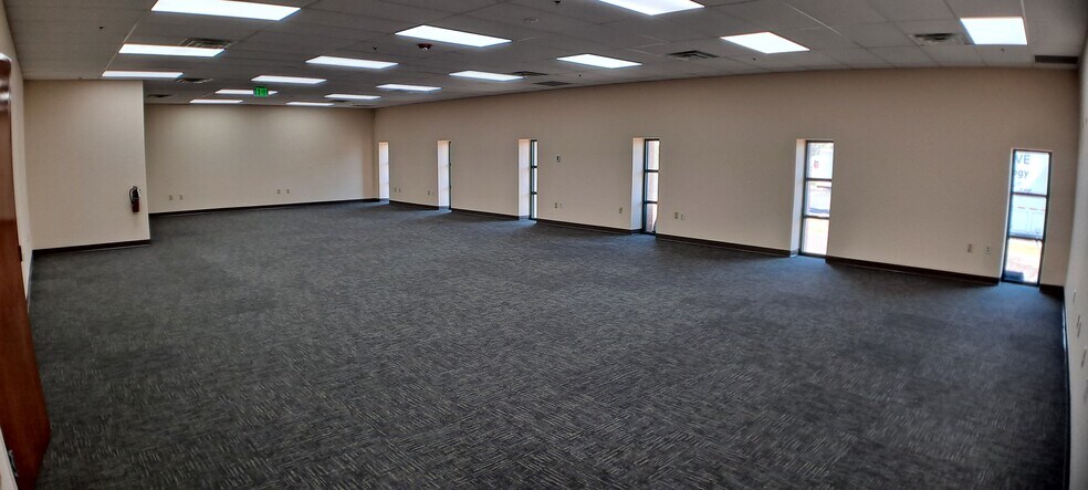 More Photos Of 5000 Park St N, Saint Petersburg Flex For Lease