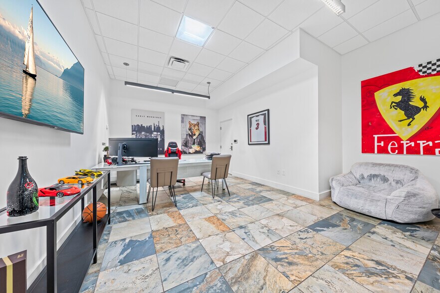 More Photos Of 2500 NW 39th St, Miami Light Distribution For Sale