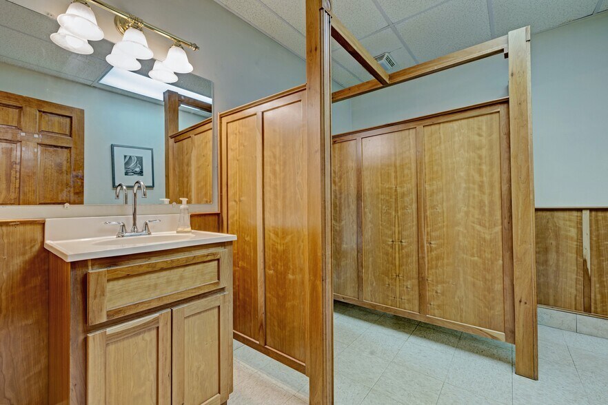 More Photos Of 1875 Lansing Rd, Charlotte Warehouse For Sale