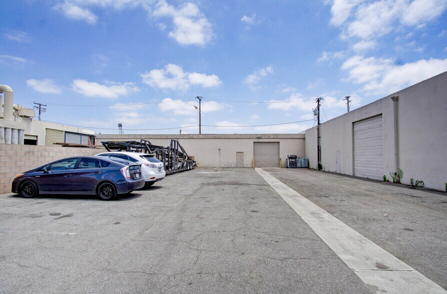 More Photos Of 15220-15250 Texaco Ave, Paramount Warehouse For Lease