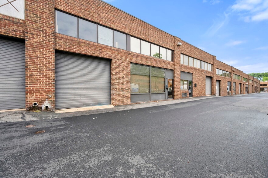 Primary Photo Of 8480-8486 Tyco Rd, Vienna Showroom For Lease