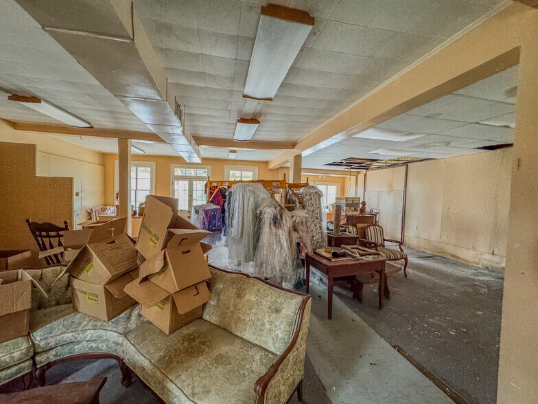 More Photos Of 37 N Greenwich St, Alloway Freestanding For Sale