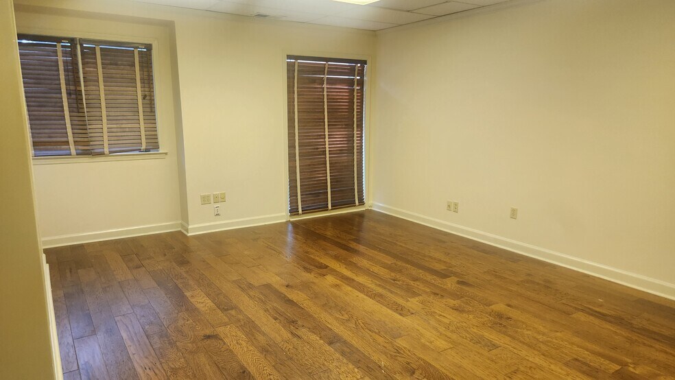 More Photos Of 4727-4729 Spottswood Ave, Memphis Office For Lease