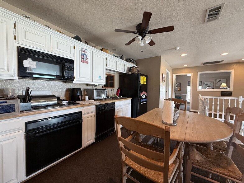 More Photos Of 13239 S Interstate 35, Valley View Manufacturing For Lease