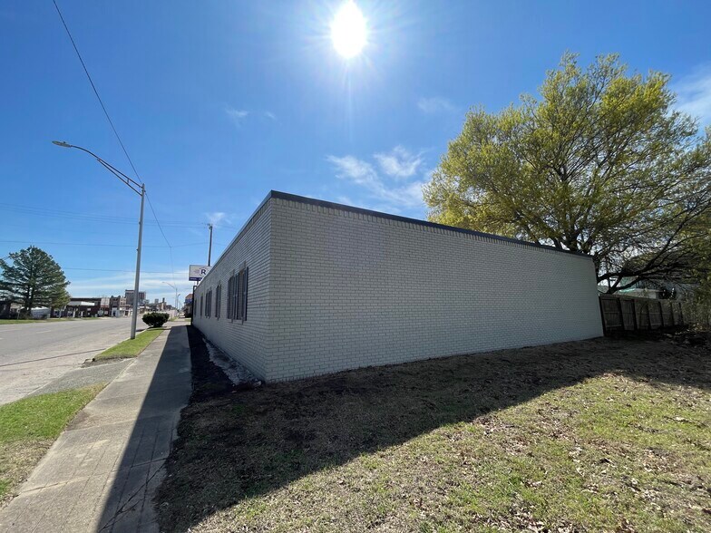 More Photos Of 1001 W Broadway St, Muskogee Medical For Sale