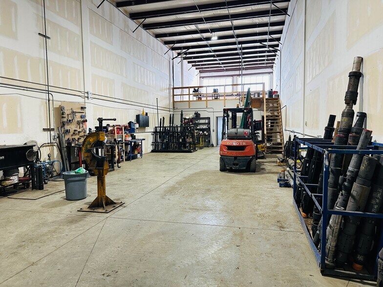 More Photos Of 10322 74 Av, Clairmont Service For Lease