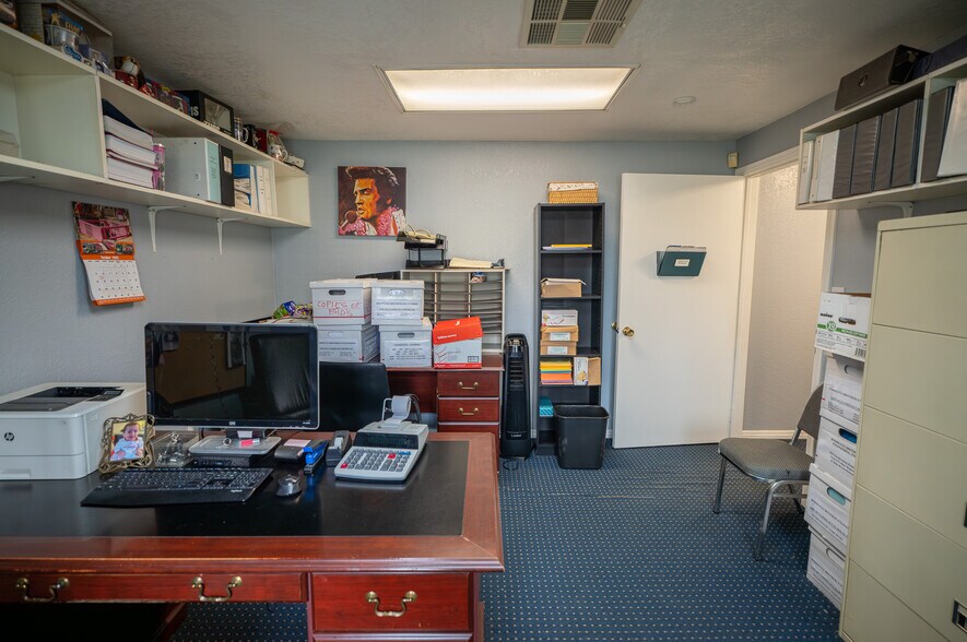 More Photos Of 2023 S Bon View Ave, Ontario Contractor Storage Yard For Sale