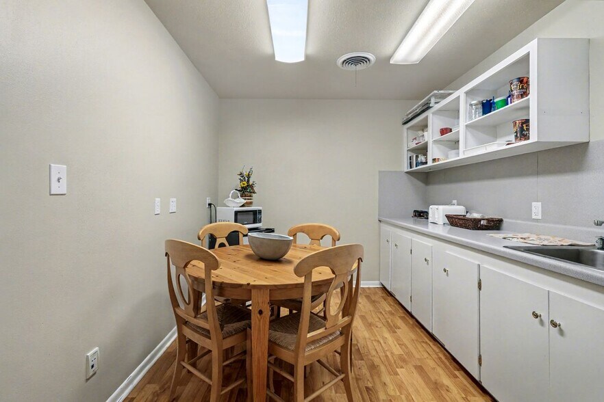 More Photos Of 2406 Dawn Dr, Georgetown Office For Sale